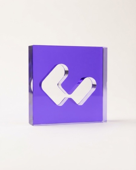 Violet acrylic block with a cut-out ✓, award for the Embalo tier